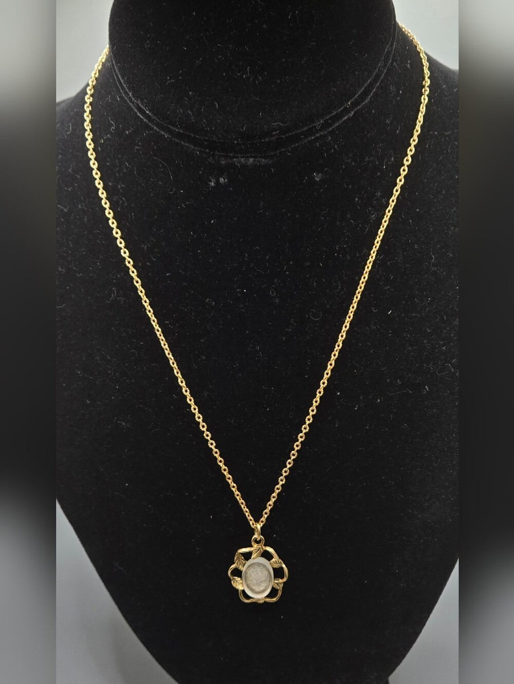 Sarah Coventry Glass Rose Cameo Necklace 15" Long + 2" Extender - Picture 3 of 5
